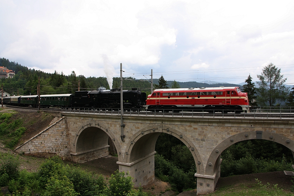 H-MNOS M61.001 (UIC-Nr.: 92 55 0618 001-5) als Vorspann und H-MNOS 424.247 (UIC-Nr.: 90 55 0424 247-0) am 10.Juni 2018 mit dem SR 14822 (Budapest - Mürzzuschlag) auf dem Kartnerkogel-Viadukt.