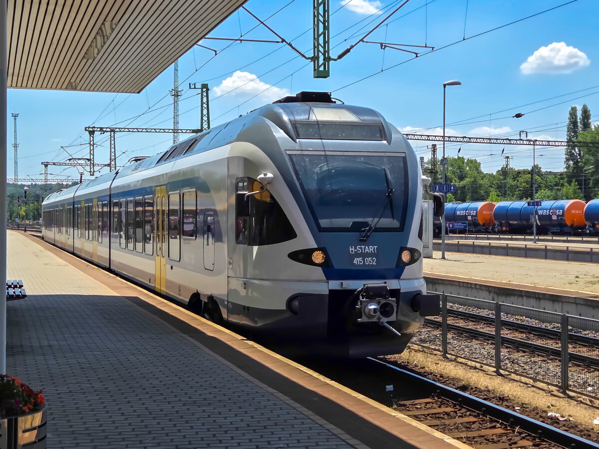 H-START 415 052 steht mit einem Regionalzug nach Budapest Deli in Budapest Kelenf�ld, 19.06.2026.