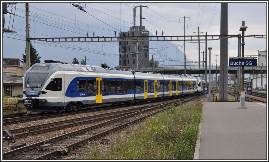 H-Start 415 098 und ein zweiter Flirt von Stadler Rail verlassen gemeinsam Buchs SG Richtung Ungarn. (18.06.2015)