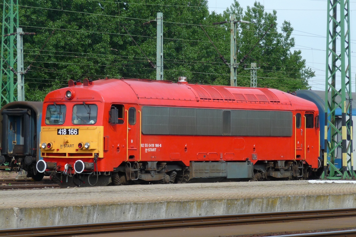 H-START 418-166 im Bahnhof Nyiregyhaza, 29. ‎Mai ‎2016