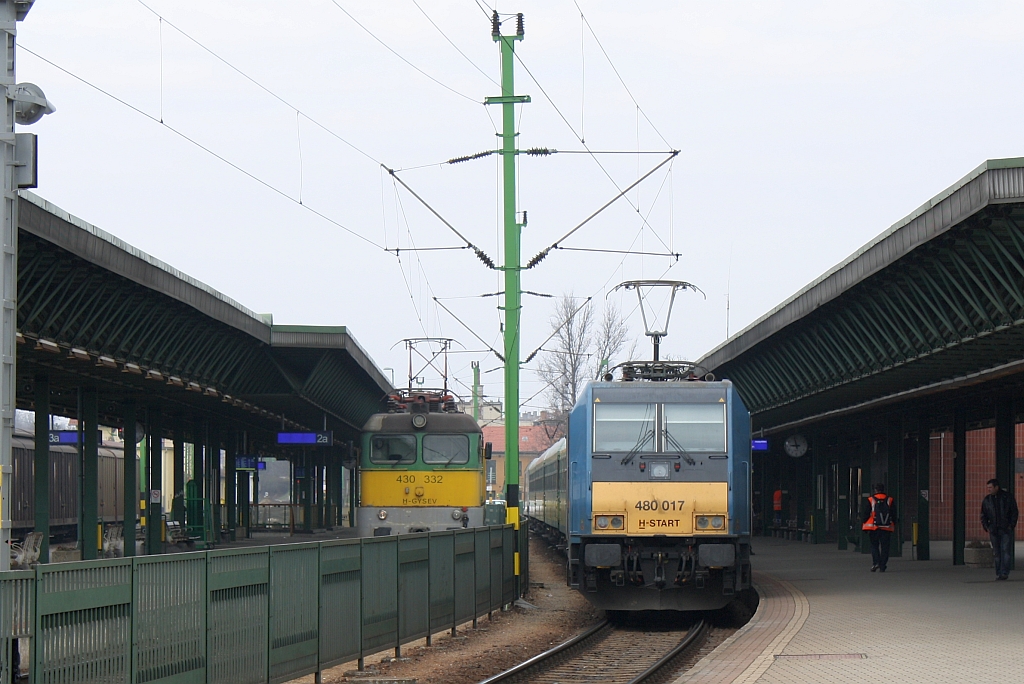 H-START 480 017-7 am 08.Mrz 2014 mit dem IC 937 nach Csorna im Bf. Sopron. Links die GySEV 430 332-5.