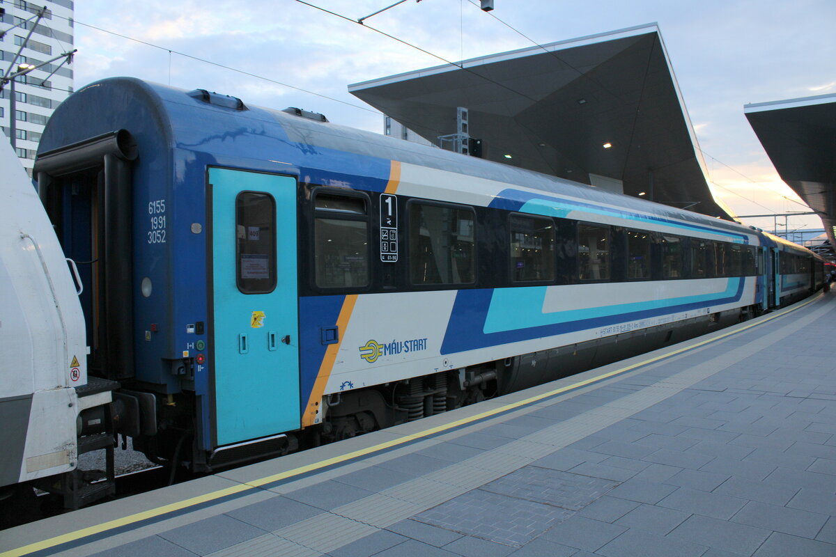 H-START 61 55 19-91 305-2 Amz im EC 40347 nach Budapest-Keleti, am 15.08.2022 in Wien Hauptbahnhof.
