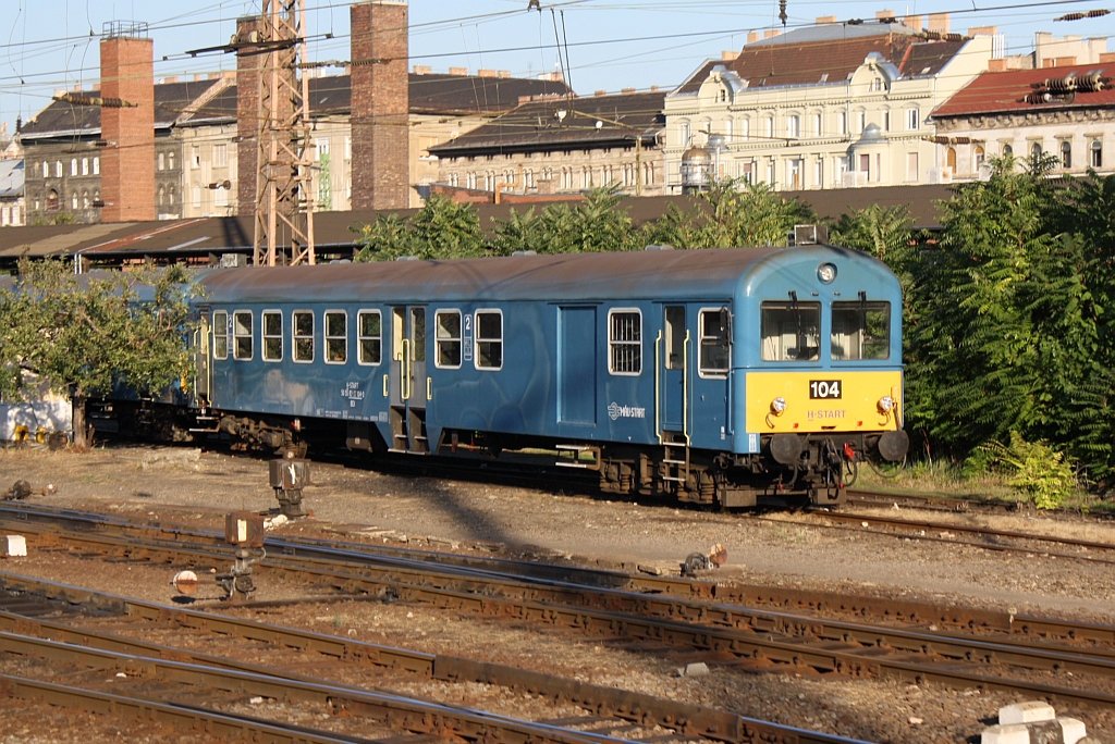 H-START BDt 50 55 82-27 104-3 wartet am 07.September 2013 im Bf. Budapest Nyugati auf den nchsten Einsatz.


