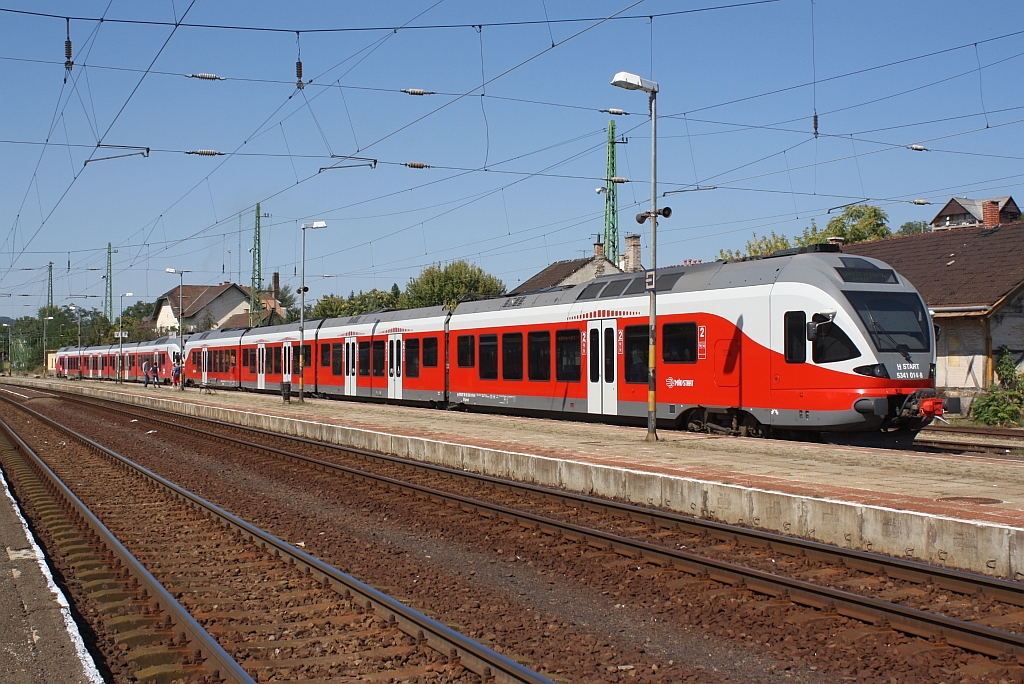 H-START BVpmot 5341 014-8 und 5341 042-0 stehen am 07.September 2013 als R2125 nach Budapest Nyugati im Bf. Szob zur Abfahrt bereit. 

