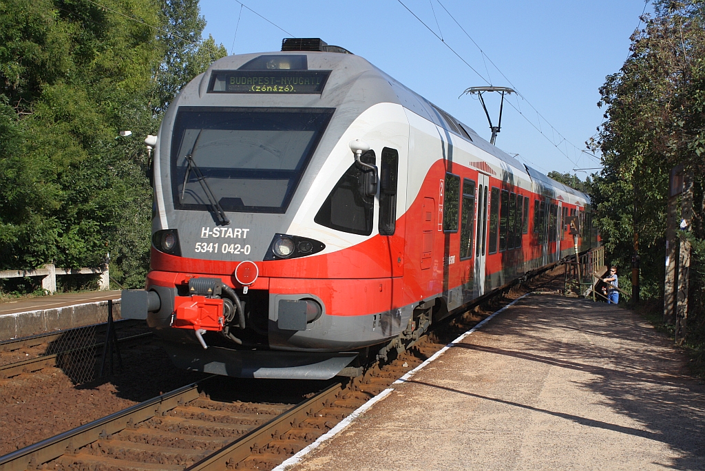 H-START BVpmot 5341 042-0 als letztes Fahrzeug des R2113 von Szob nach Budapest Nyugati verlsst am 07.September 2013 die Hst. Kismaros.