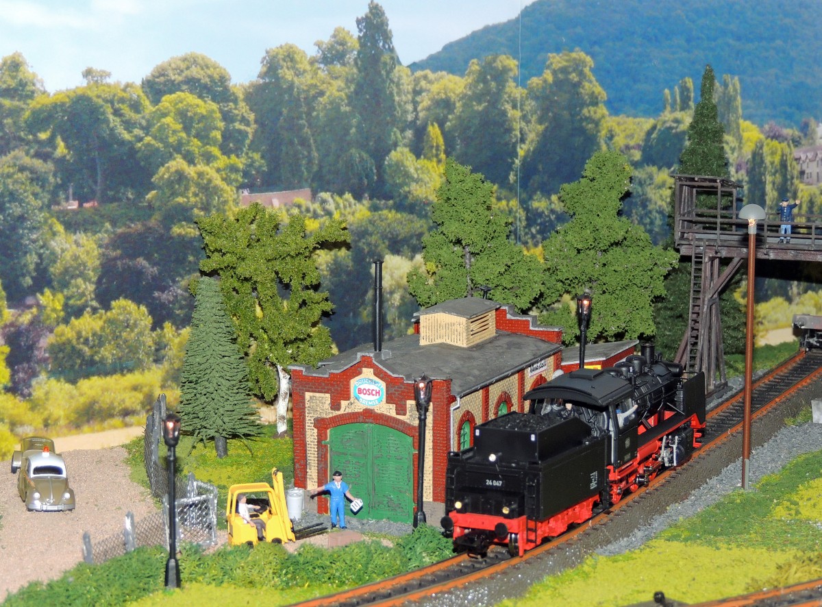 H0-Diorama  Kleines Bahnbetriebswerk  Teil 4: BR 24 wurde gewartet und verlässt wieder die Lok-Werkstatt.