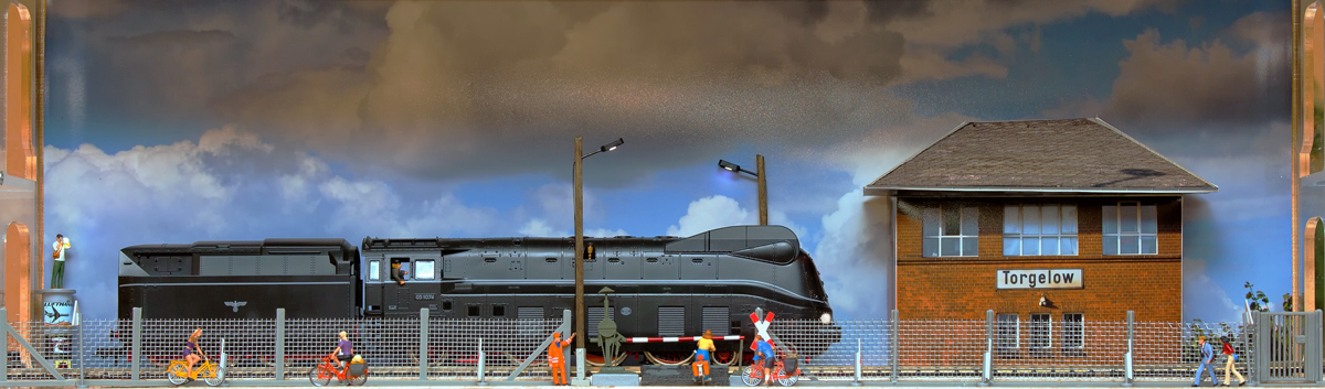 H0 Fleischmann Stromlinienlok auf der Fahrt von der linken- zur rechten Vitrine. - 12.03.2015