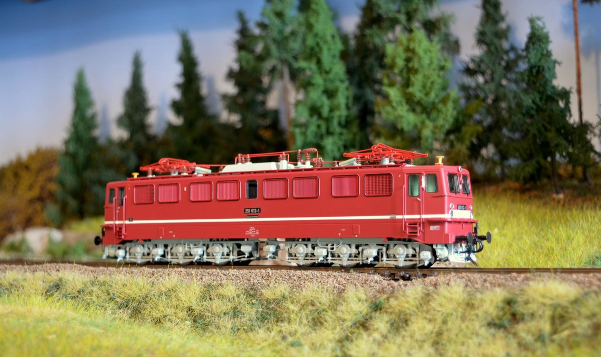 H0 Rivarossi HR2545 251 012-1 Elektrolokomotive der DR  Ep. IV  2/2017