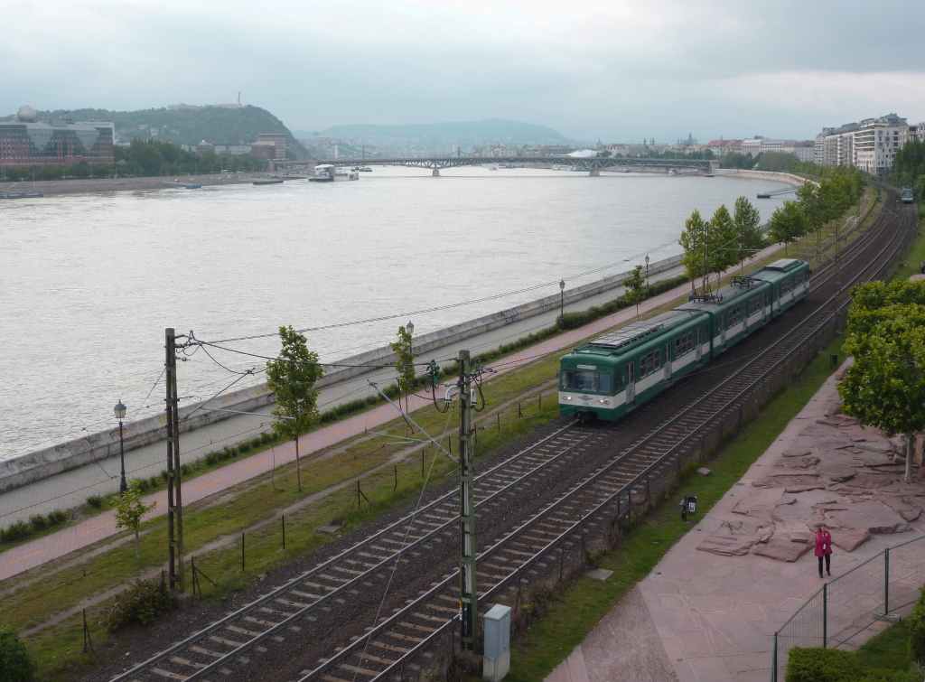 HÉV Linie 7 in Gestalt von N°959 unterwegs nach Csepel betritt Közvágóhíd. Mitte Mai 2014 ks