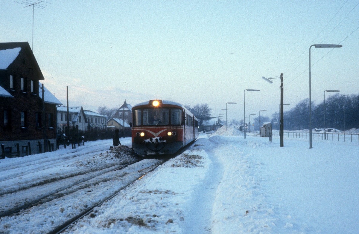 Høng-Tølløse-Jernbane (HTJ): Ein Triebzug (Ym + Ys) verlässt am 28. Dezember 1981 den Bahnhof in Tølløse, um nach Slagelse über Høng zu fahren. - Tølløse liegt zwischen Roskilde und Holbæk. 