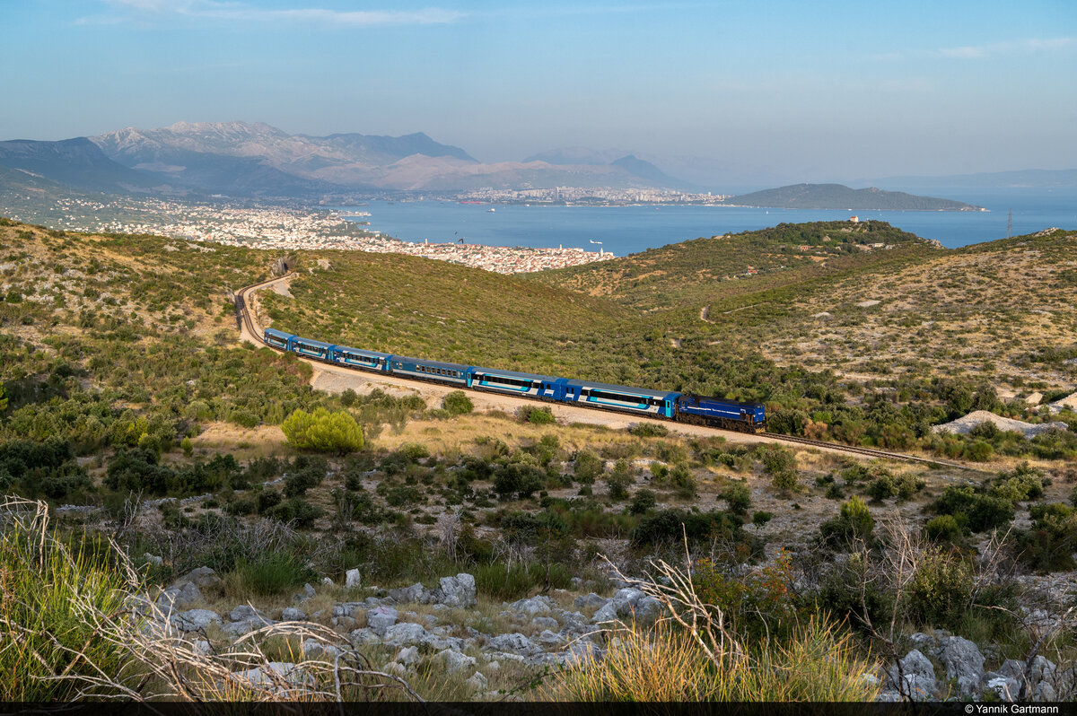 HŽPP 2044 018 ist am 09.08.2021 mit dem ungarischen IC 1205  Adria  von Split nach Budapest-Keleti unterwegs und konnte hier bei Plano im letzten Abendlicht aufgenommen werden.