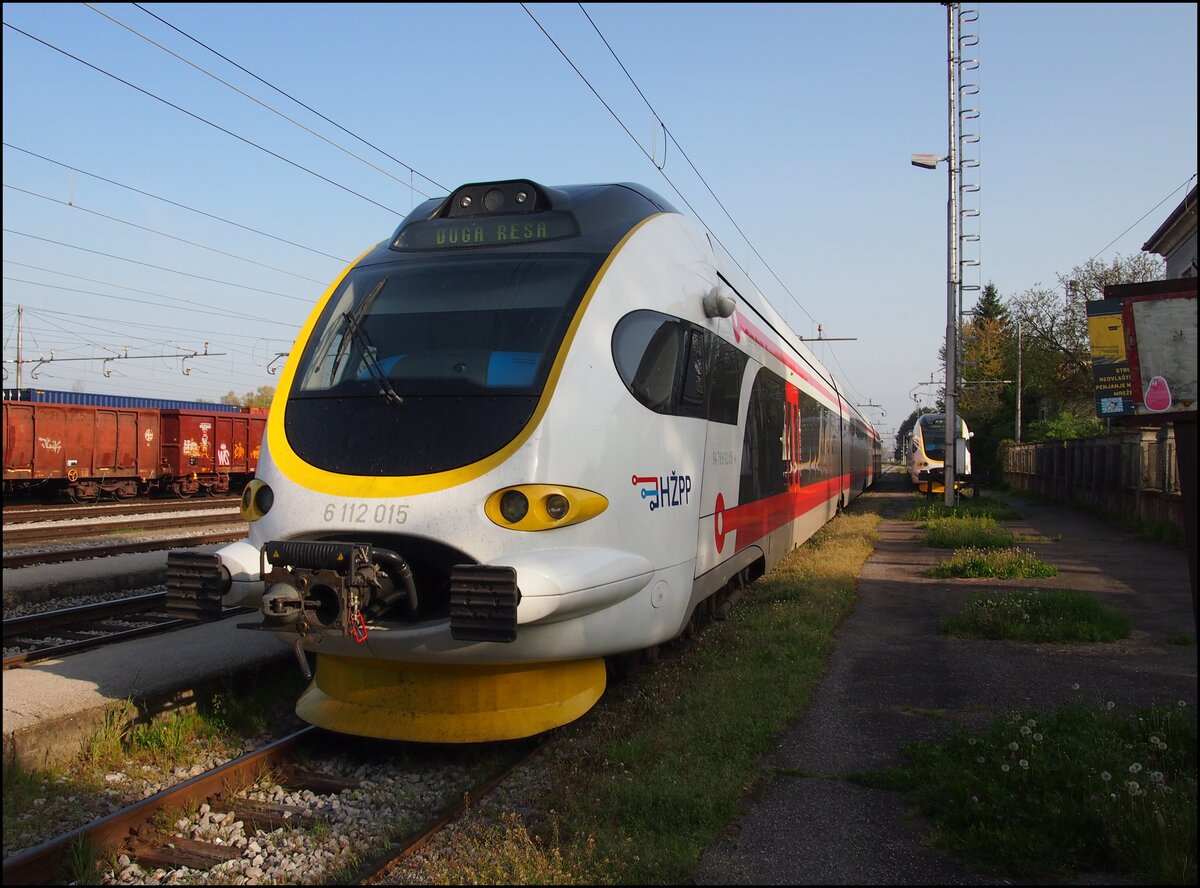 HŽPP 6112 015 in Bahnhof Karlovac am 12. 4. 2026.