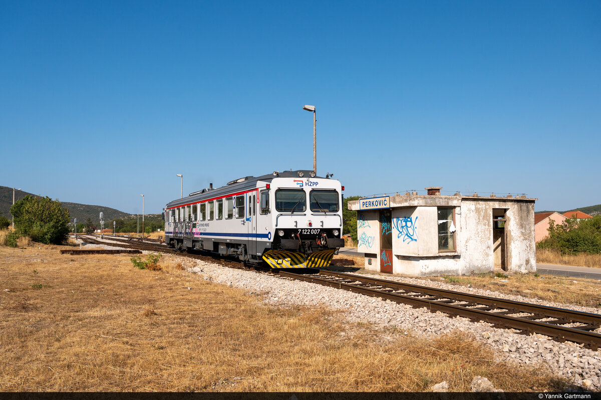 HŽPP 7122 007 steht am 12.08.2021 bei der Ausfahrt aus dem Bahnhof Perković.
