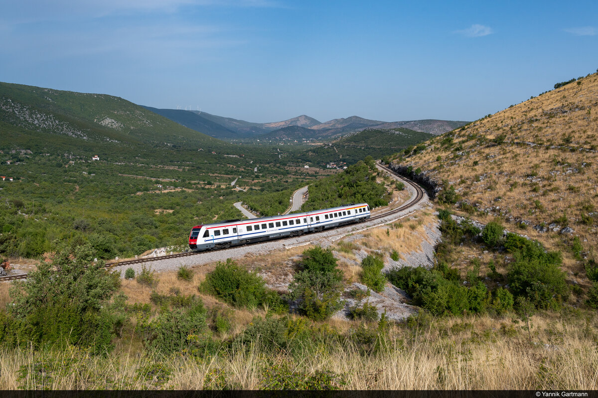 HŽPP 7123 002-6 ist am 10.08.2021 unterwegs als P 5502 von Split nach Perković und konnte hier bei Prgomet aufgenommen werden.