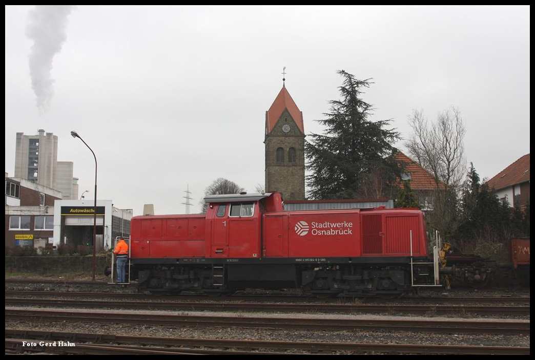 Haba 10 der Stadtwerke Osnabrück ex 295085 rangierte am 5.3.2016 im BW Hohne der TWE. Im Hintergrund die Zementwerke und die ev. Kirche in Lengerich Hohne. Die Lok war eigens für eine Sonderfahrt auf der Teutoburger Wald Eisenbahn nach Lengerich gekommen.