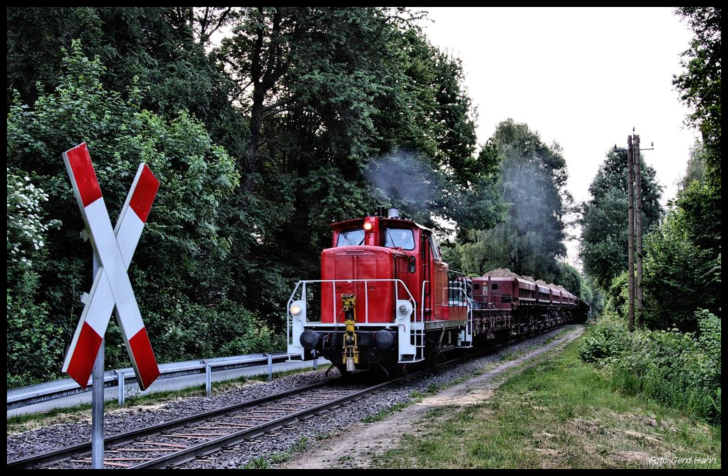 Haba 7 der Hafenbahn Osnabrück verläßt hier am 7.6.2017 morgens um 06.00 Uhr mit ihrem Schuttzug gerade den Einschnitt am ehemaligen Bahnhof Patkenhof. Sie ist auf dem Weg zur Entladestelle am Augustaschacht.
