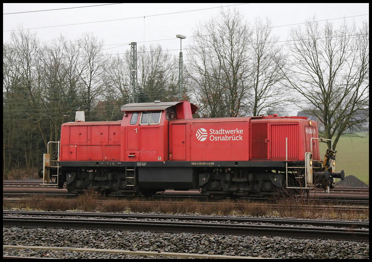 Haba 9 ex 295081-4 setzt hier am 8.1.2020 um 12.16 Uhr nach Ankunft aus Georgsmarienhütte für die Weiterfahrt nach Osnabrück an die andere Zugseite um. Die Haba Lok ersetzte an diesem Tag eine ausgefallene Class 66.