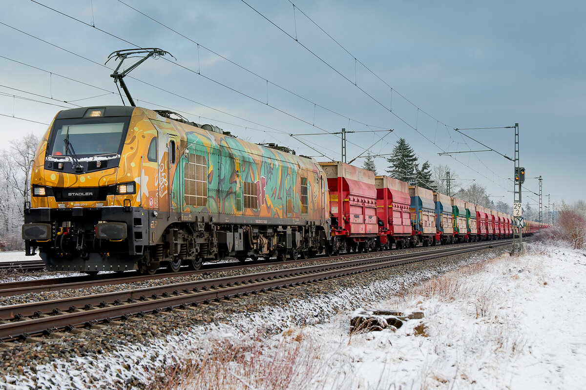  Habe die 2019 317 mal studiert und diese Lok wechselt Ihr Farbkleid wohl recht häufig. Schaut aus wie wildes Graffiti, gehört aber so und kam am Sonntag am 15.2.26 bei Eglharting vorbei mit einem Erzzug.