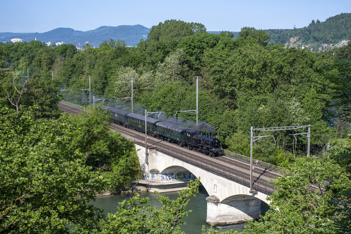 Habersack Eb 3/5 5819 dampft gemütlich über die Reussbrücke bei Turgi AG und ist auf dem Weg nach Rapperswil, um die Wagen vom Wochenende zurückzubringen. Aufgenommen am Morgen des 29.05.2023.