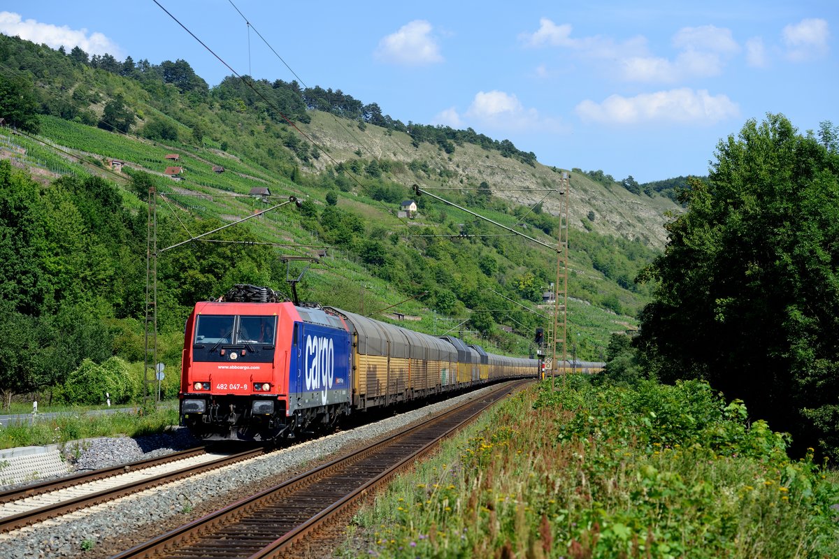 Häufig greift TXLogistik auf Lokomotiven von SBB Cargo zurück. So z.B. auf die 482 047, welche am 18. Juli 2014 den DGS 75748 von Dingolfing nach Bremerhaven Kaiserhafen beförderte. Ladegut waren fabrikneue BMWs, die nach Übersee verschifft werden. Aufnahmeort: Gambach im Maintal.