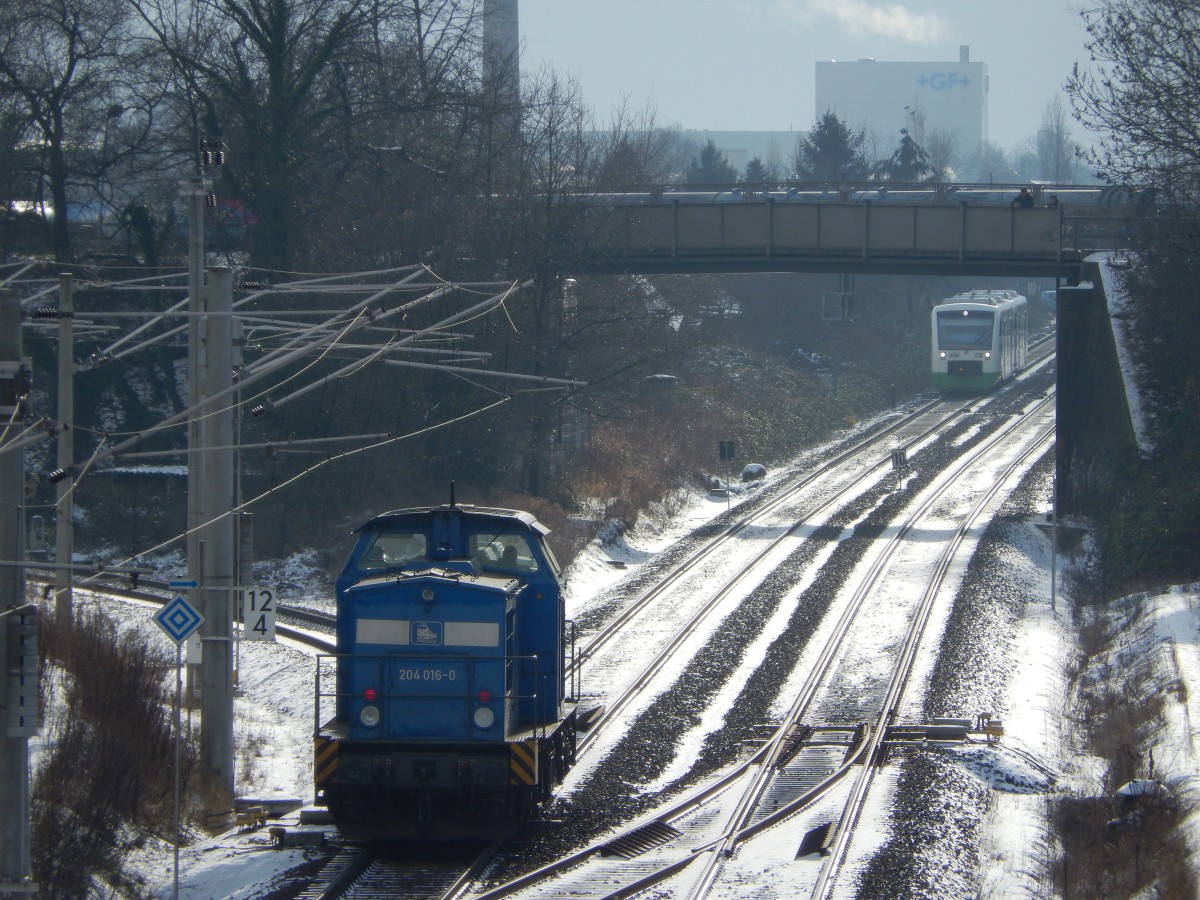 Häufige Betriebssituation am Abzweig Leipzig-Schwartzestraße: Der VT650 der Erfurter Bahn muss warten, bis der Güterzug, buw. in dem Fall die V100 von PRESS den Güterbahnhof und damit das Streckengleis zum Hauptbahnhof verlässt.

So gesehen am 27.01.2014