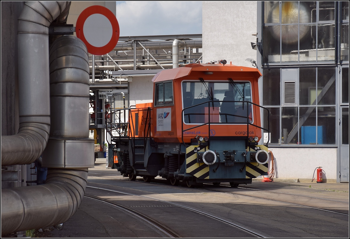 Hafen Birsfelden. Ein Sonderling unter den Rangierloks ist Em 847 856-2  Bärli  der Petroplus Tankstorage AG. Gebaut wurde sie mit der Fabriknummer 180 der Allrad Rangiertechnik in Heiligenhaus. NVR-Nummer: 98 85 5 847 856-2. April 2018.
