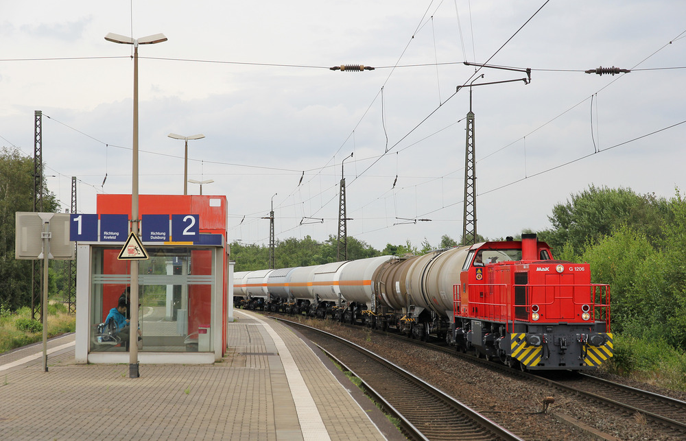 Hafen Krefeld D IV mit einem Kesselwagenzug in Höhe des Haltepunkts Krefeld-Hohenbudberg Chempark.
Aufnahmedatum: 13.07.2016