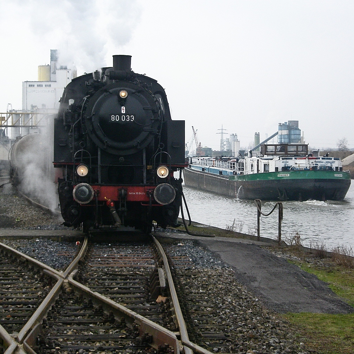 Hafenatmosphäre in Hamm am 14.02.2009: Während 80 039 Wasser fasst, ist auf dem Kanal ein Tankschiff unterwegs