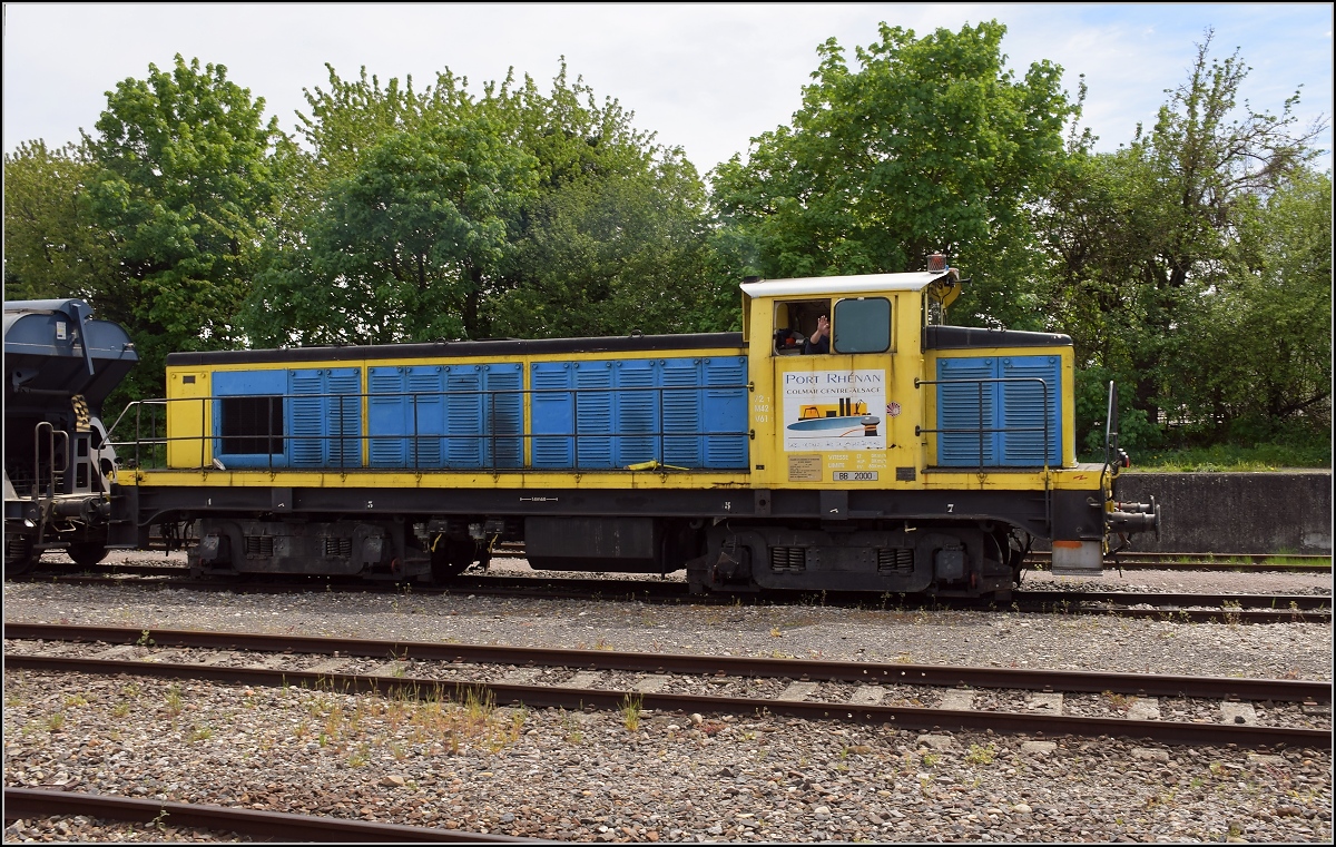 Hafenbahn Colmar/Neu Breisach. Ankunft von BB 2000 mit den Getreidewagen. Und von hier einen Gruß zurück. Volgelsheim, April 2019.
