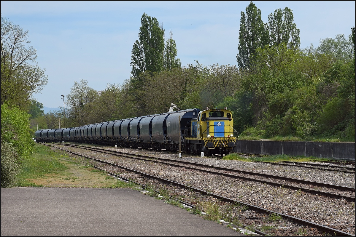 Hafenbahn Colmar/Neu Breisach. Ankunft von BB 2000 mit den Getreidewagen. Volgelsheim, April 2019.