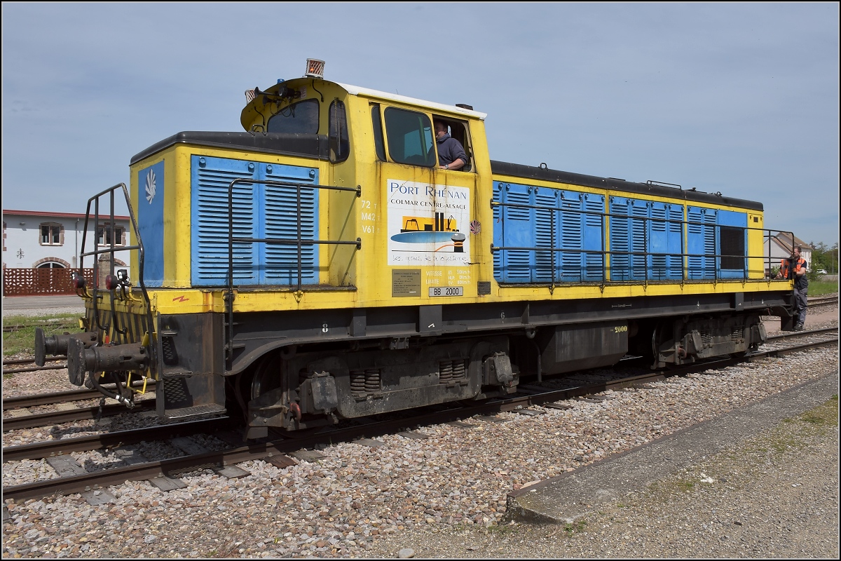 Hafenbahn Colmar/Neu Breisach. BB 2000 hat die Getreidewagen abgehängt und setzt vor, um den Zug zu Umfahren. Volgelsheim, April 2019.