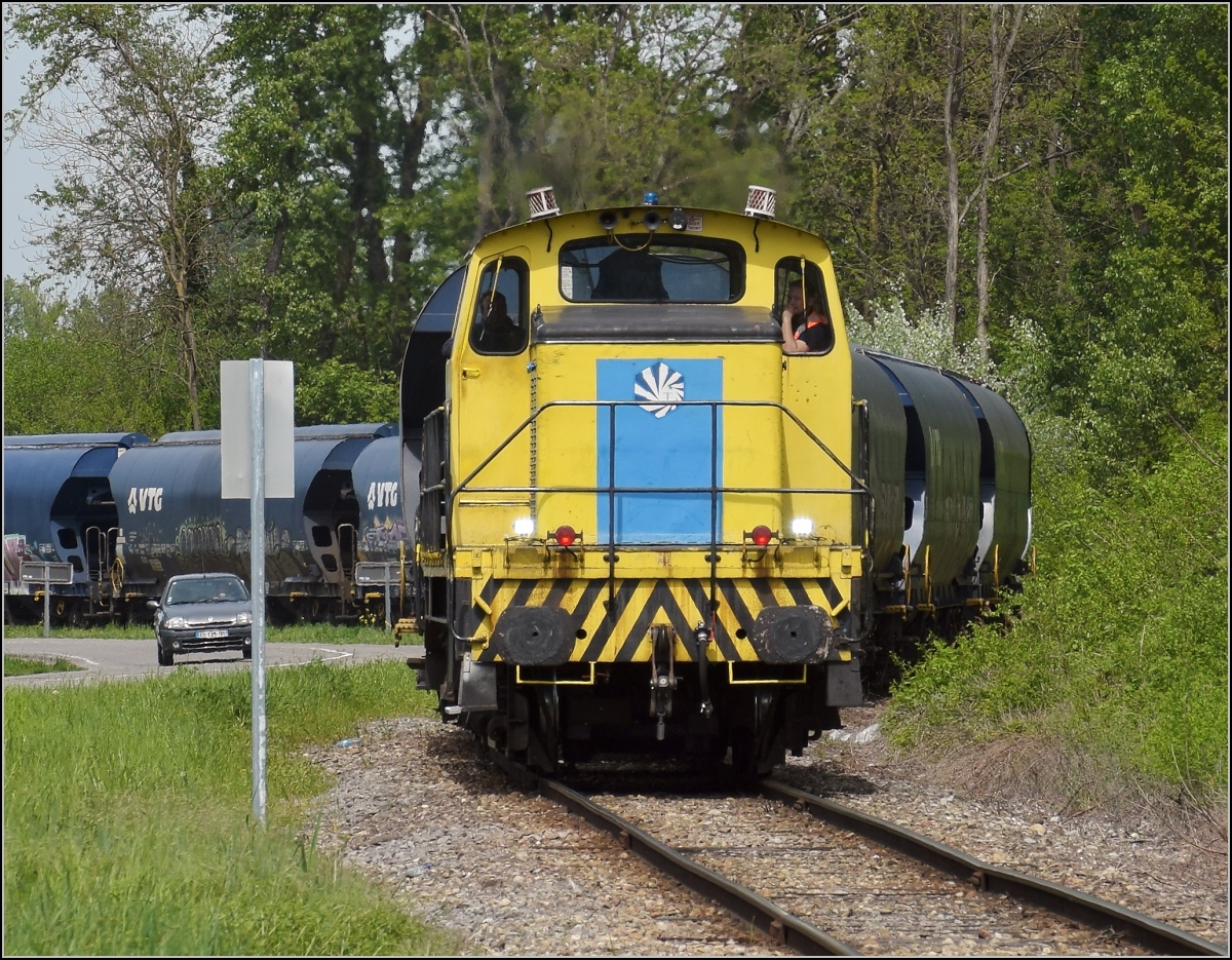 Hafenbahn Colmar/Neu Breisach. BB 2000 mit Getreidewagen auf dem Weg vom Hafen zum Bahnhof Volgelsheim. April 2019.