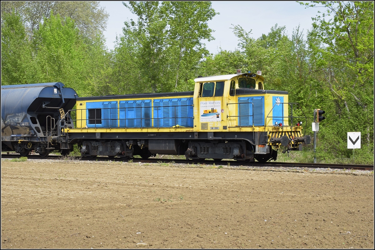 Hafenbahn Colmar/Neu Breisach. BB 2000 mit Getreidewagen auf dem Weg von Marckolsheim nach Volgelsheim. Kunheim, April 2019. 