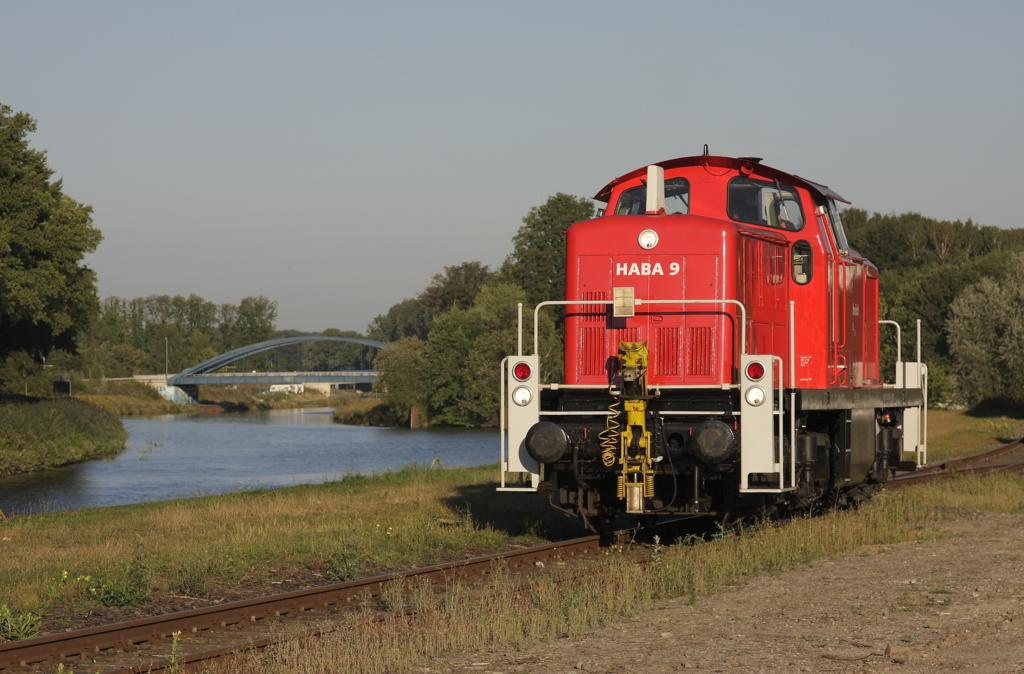 Hafenbahn Osnabrck am 6.9.2013. Die neue Haba 9 hat um 8.15 Uhr Kesselwagen
am Piesberg zugestellt und fhrt nun am Stichkanal entlang wieder zurck in
das Hafengebiet von Osnabrck.