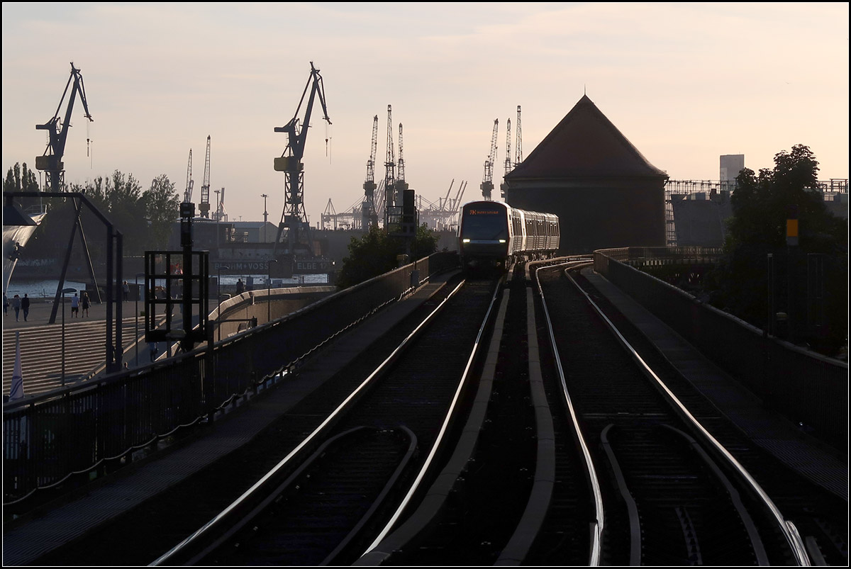Hafenkräne und Hochbahn -

Blick von der Station Baumwall der Hamburger U-Bahn in Richtung Hafen bei abendlichem Gegenlicht.

17.08.2018 (M)