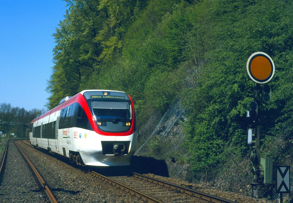 Hagen-Delstern, DME-Talent (VT ??) am Einfahrvorsignal des Bf. Hagen-Delstern am 08.05.2002