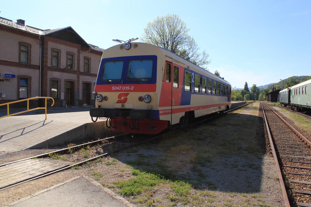 Hainfeld bei Km 43,9 ist heute die Endstation der befahrenen Strecke der Leobersdorferbahn von St.Pölten kommend. Im Bild zu sehen 5047 015 2, die auf die Rückfahrt nach St. Pölten wartet, Mai 2011