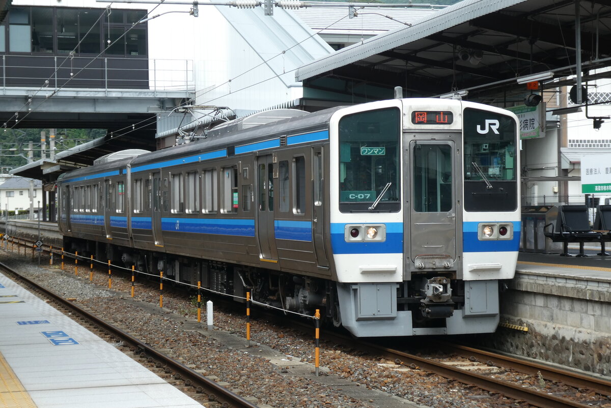 Hakubi Linie, Nahverkehrszug nach Okayama Bf mit der Baureihe 213(Einheit-Nr.C07), im 11.08.2021, Bitchū-Takahashi Bf.