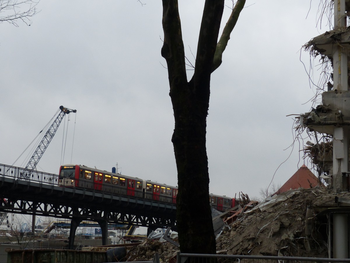 Halb abgerissen steht ein altes Wohnhaus in Hamburg neben der Hochbahnstrecke zwischen Baumwall und Rödingsmarkt. Die U-Bahn ist nicht beeindruckt und fährt einfach vorbei. 8.12.2013