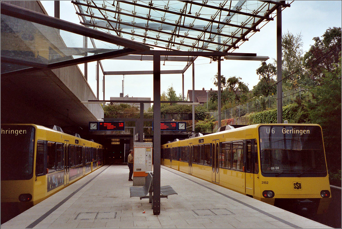 Halb im Freien - 

Der Gerlinger Stadtbahntunnel (und die Strecke) endet im Stadtzentrum in einer nach oben geöffneten Haltestelle. 

Analog 2003 (M)