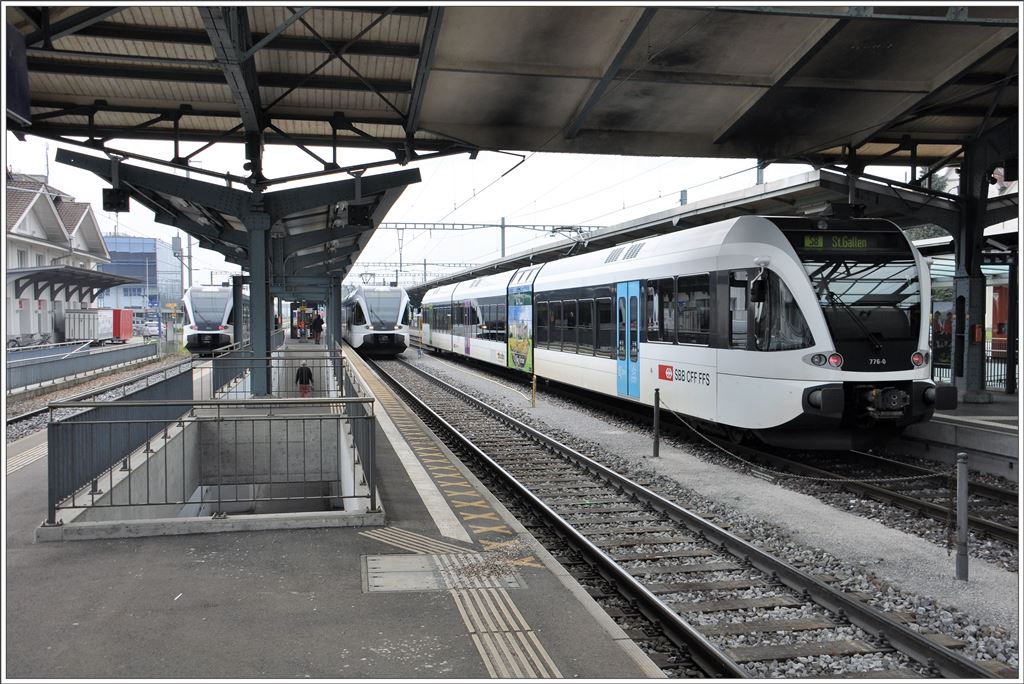 Halbstündlich treffen sich in Romanshorn die Thurbo GTW nach Rorschach, St.Gallen, Weinfelden und Kreuzlingen.(02.05.2016)