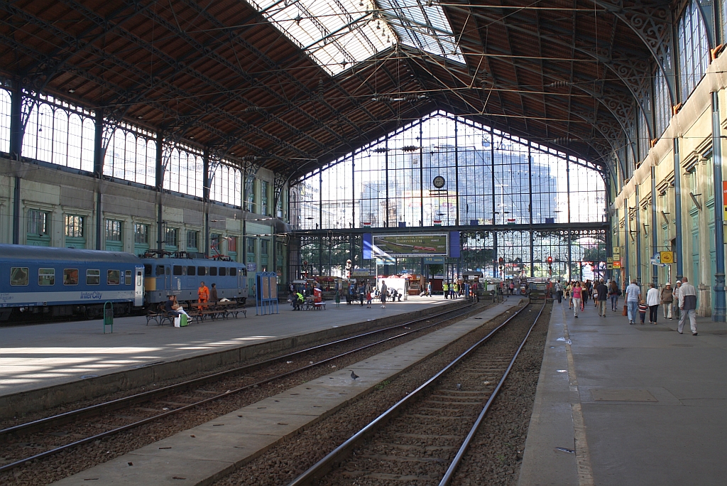 Halle des budapester Bahnhofes Nyugati, aufgenommen am Morgen des 07.September 2013. 
