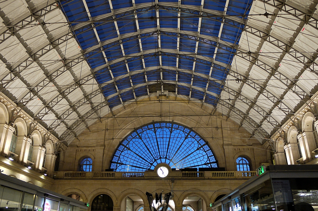 Halle des Pariser Bahnhofs  Gare de l´Est  - Blickrichtung Vorplatz. 14.1.2014