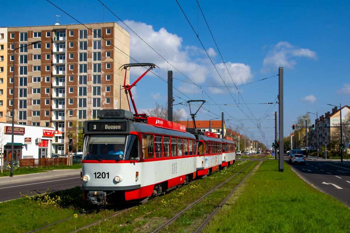 Halle (Saale) 

Der T4D Großzug aus 1201 + 1176  + 204 als Linie 3, Paul Suhr Straße, 10.04.2019 