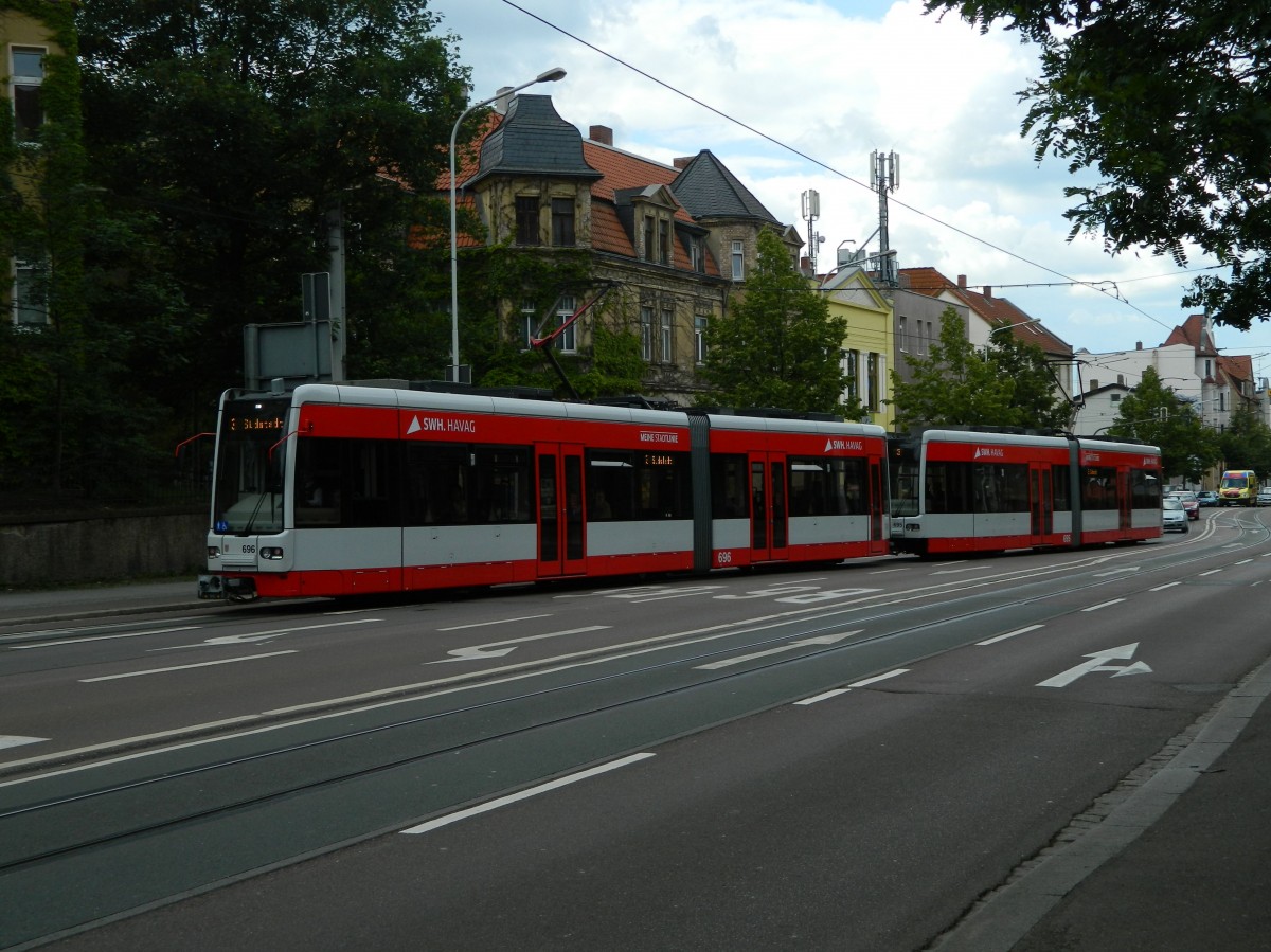 Halle/Saale: SWH.HAVAG DUEWAG-Niederflurwagen MGT6D - Nr. 696 und Nr. 695 - die Zweirichtungswagen befinden sich auf Linie 3 in Richtung Südstadt am Nachmittag des 30.05.2014 