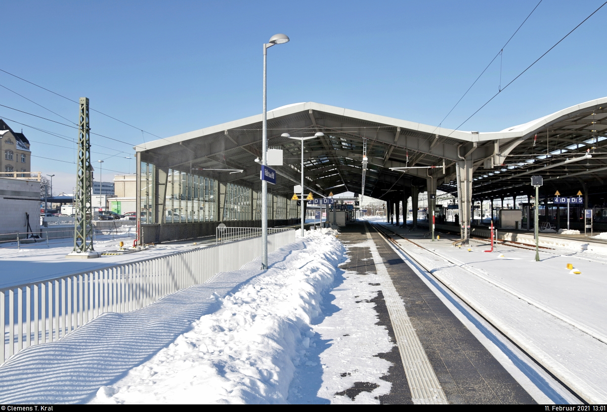 Halle(Saale)Hbf – die neuen Bahnsteige 1 und 2/3

Unterschieden werden kann der Bahnsteig 2/3 von den restlichen Gleisen anhand zweier Merkmale:
Einerseits fällt die Bahnsteigkante von Gleis 2 (links) in südlicher Richtung deutlich kürzer aus, während Gleis 3 wie gewohnt von längeren oder zwei Zügen gleichzeitig angefahren werden kann.
Zum anderen weist die Überdachung eine eckige statt eine runde Form auf (Vergleich siehe rechter Bildrand). Das liegt daran, dass dieser Bahnsteig erst in den 1930er-Jahren als Ergänzung der Anlagen entstand.

🕓 11.2.2021 | 13:01 Uhr