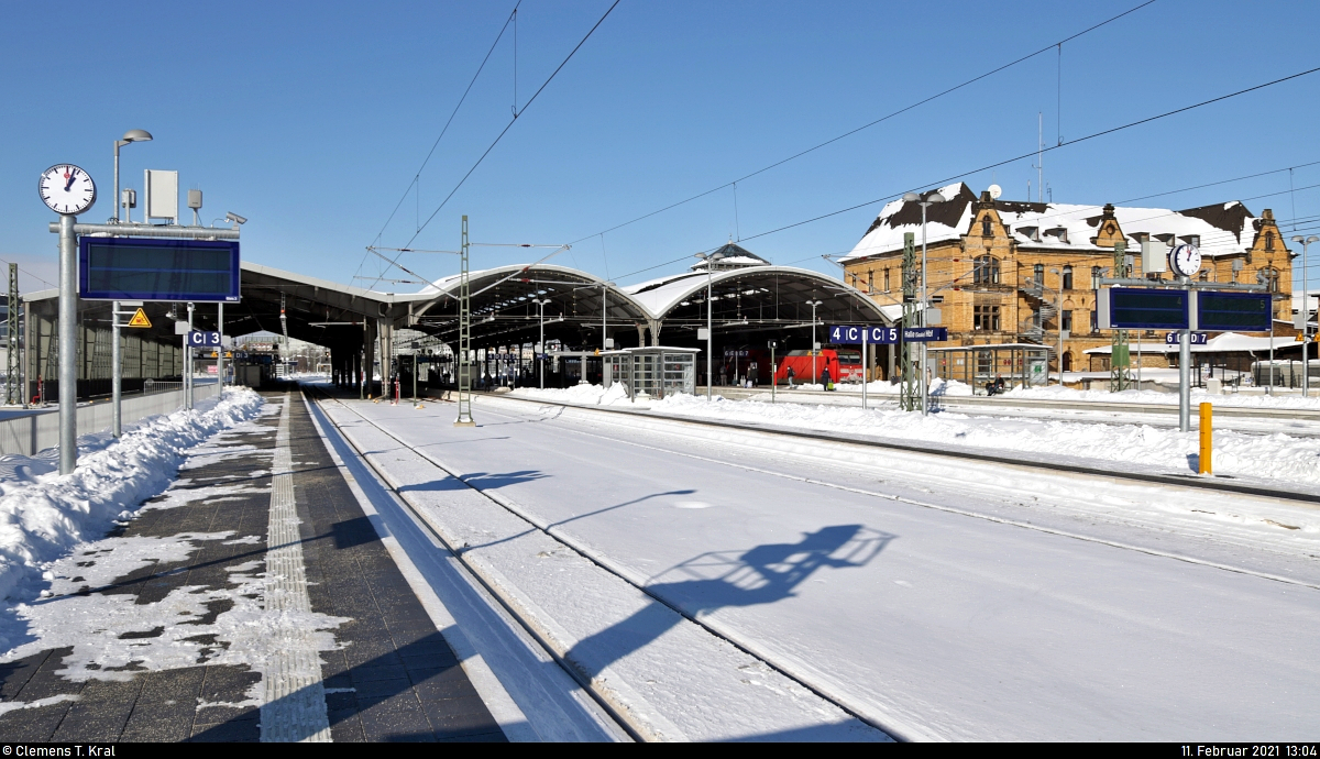 Halle(Saale)Hbf – die neuen Bahnsteige 1 und 2/3

Blick von Gleis 3 auf die übrigen Bahnsteiganlagen der modernisierten Westseite. Mit 13 Personenzug-Gleisen, die teilweise Doppelbelegungen ermöglichen, und verlängerten Bahnsteigen macht dieser Hauptbahnhof so manchem Großstadtbahnhof der höchsten Preisklasse Konkurrenz. Durch den Umbau wurden eher Kapazitäten erweitert als reduziert.
Hier ist der Zugverkehr aber wegen starker Schneefälle und eisiger Temperaturen überschaubar.

🕓 11.2.2021 | 13:04 Uhr