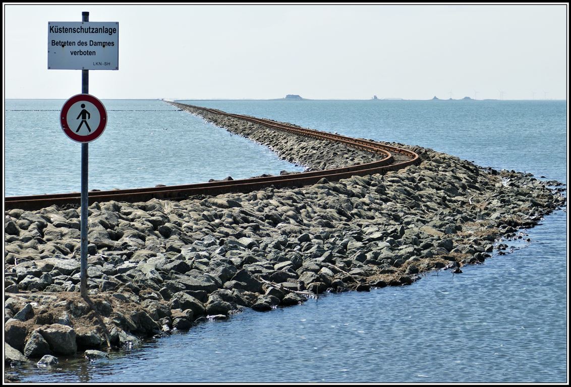 Halligbahn Lüttmoorsiel - Nordstrandischmoor. 600mm Spurweite und 3,6km lang. Der Steindamm führt schnurgerade durchs Wattenmeer nach Nordstrandischmoor. (19.05.2019)