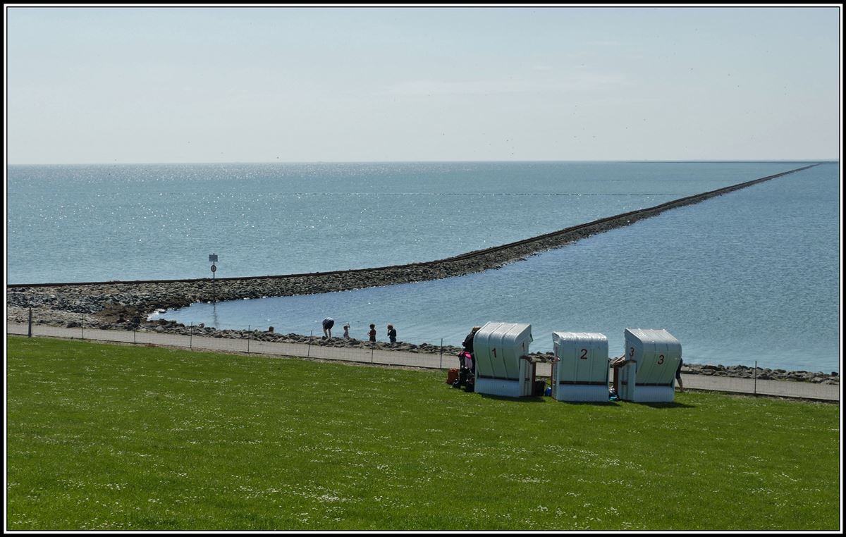 Halligbahn Lüttmoorsiel - Nordstrandischmoor. 600mm Spurweite und 3,6km lang. Der Steindamm führt schnurgerade durchs Wattenmeer nach Nordstrandischmoor. (19.05.2019)