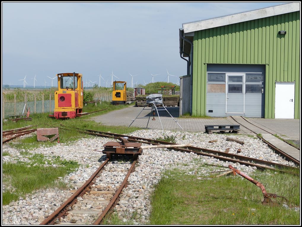 Halligbahn Lüttmoorsiel - Nordstrandischmoor. 600mm Spurweite und 3,6km lang. Zum Fahrzeugpark in Lüttmoorsiel gehören auch zwei Schöma Dieselloks. (19.05.2019)